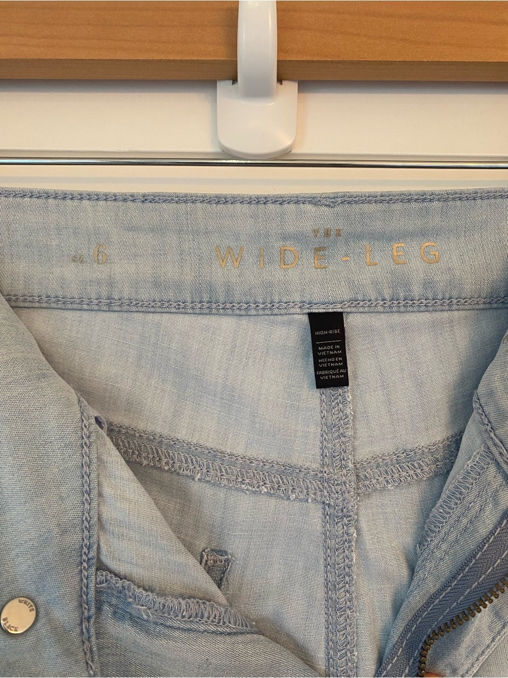 White House black market Light Wash Wide Leg Women’s Jeans (size 6) - Picture 7 of 9